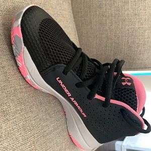 Under Armor girls size 4.5 basketball shoes